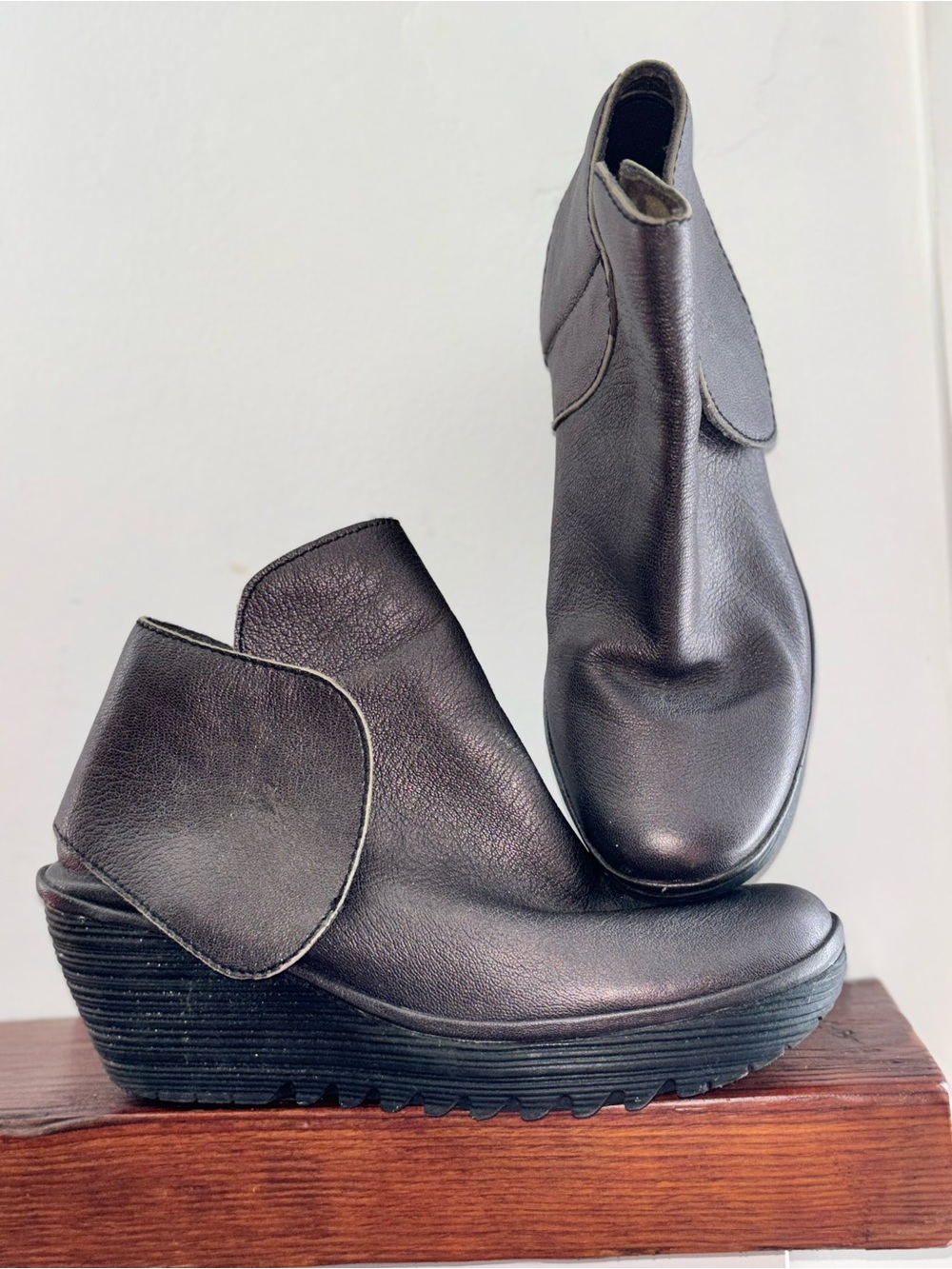 Fly London Yogi Silver metallic leather wedge ankle boots Sz EU 40 (9-9.5 Americ